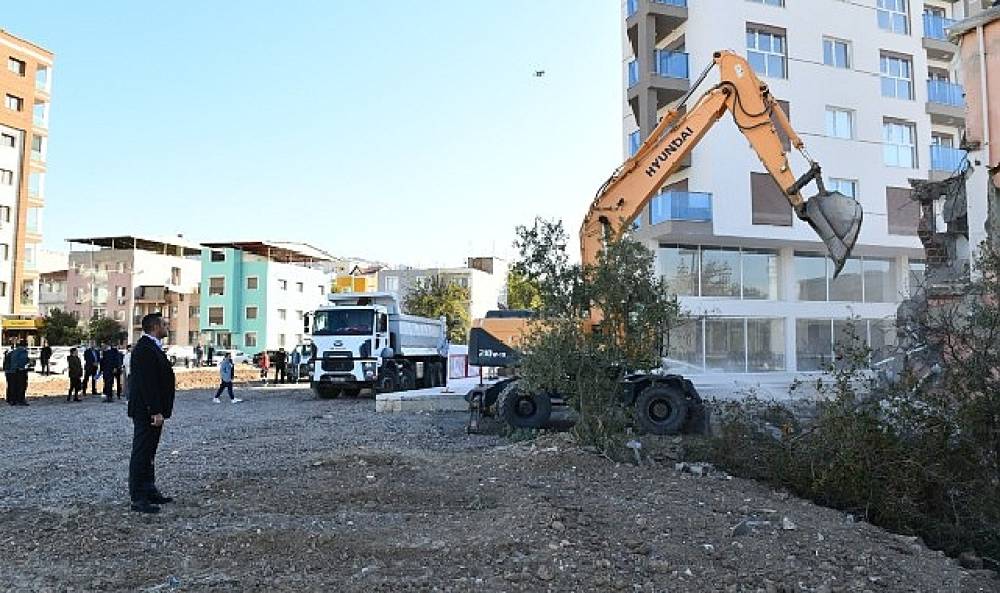 Metruk Binaların Yıkımı ile Çiğli'de Trafik Rahatlıyor