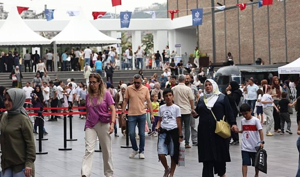 Kitap Fuarına ilgi salonlara sığmıyor