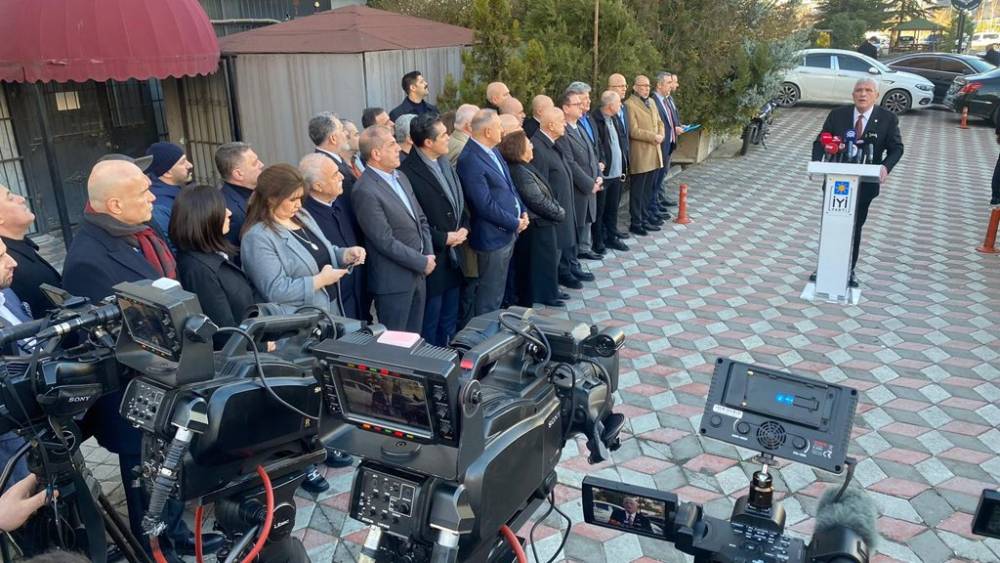 İYİ Parti Lideri Dervişoğlu, Sinan Ateş'in öldürüldüğü yerde basın açıklaması yaptı  - Videolu Haber