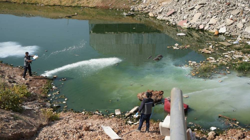 Adıyaman Belediyesi'nden yağışlar öncesi larva ilaçlama seferberliği 