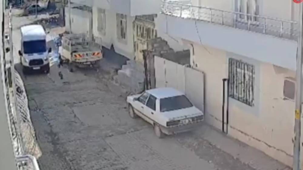 Şanlıurfa’da çocuğun minibüsün altında kalarak öldüğü kaza kameraya yansıdı  - Videolu Haber