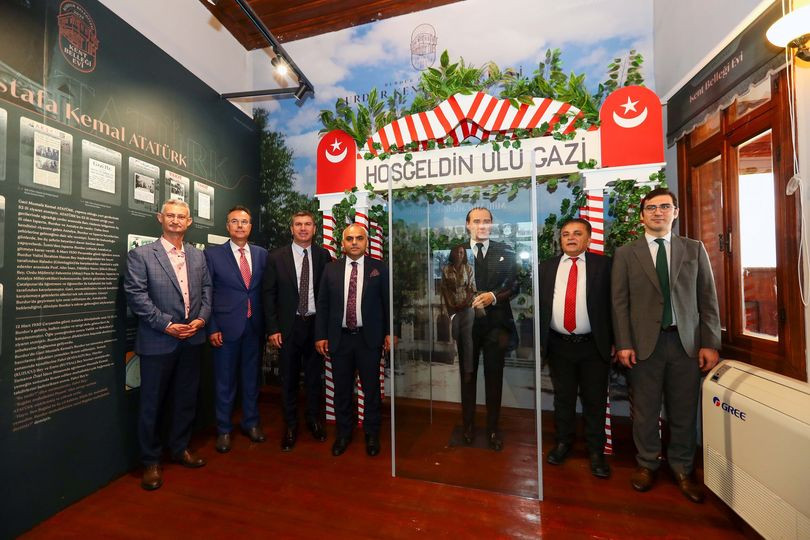 Atatürk'ün Burdur'daki balmumu heykeli ziyarete açıldı!