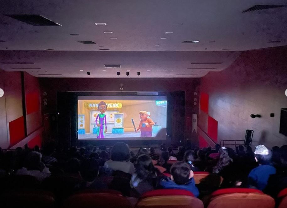 Belediyenin film gösterimine çocuklardan yoğun ilgi