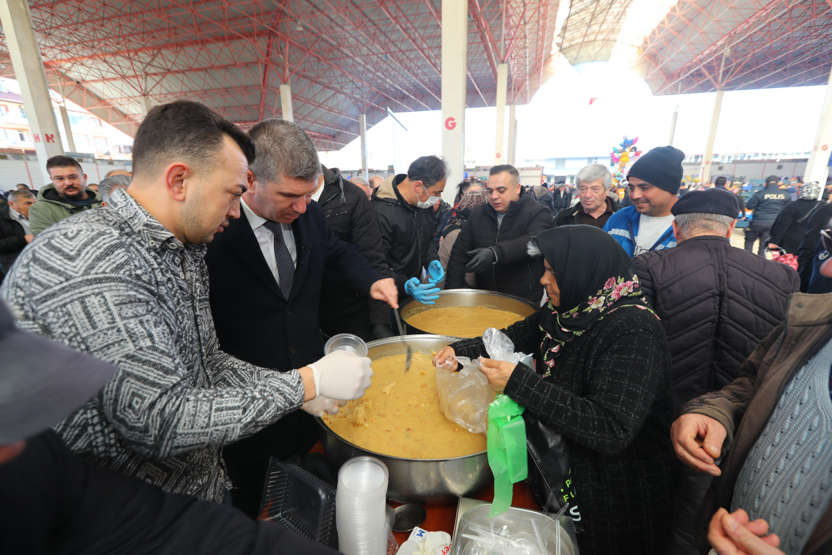 Burdur Belediyesi Depremde hayatını kaybedenler adına çorba ve helva dağıttı