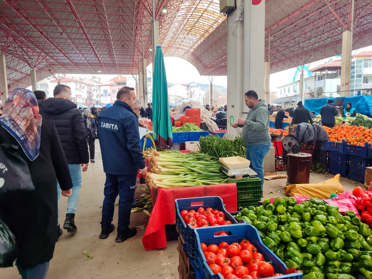 Burdur Zabıtası Halk Pazarını Denetledi