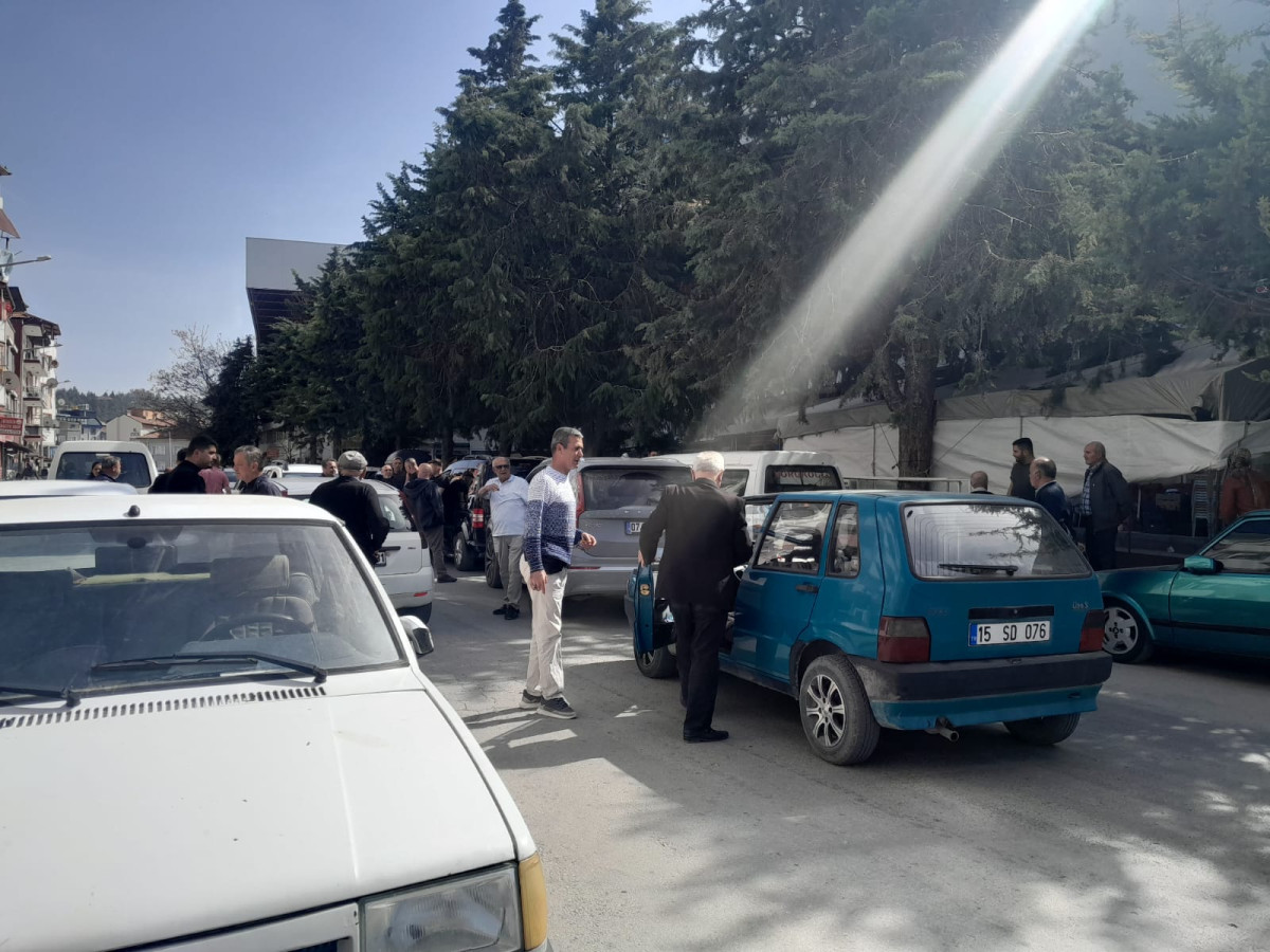 Burdur'da acemi sürücü trafiği kilitledi
