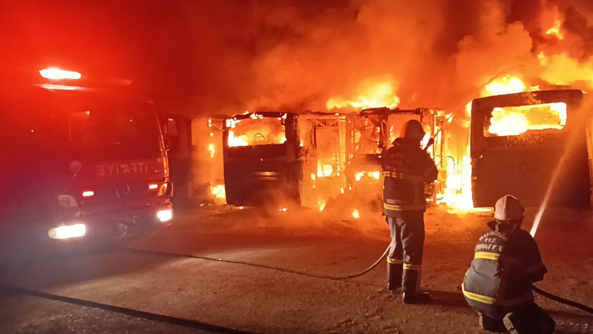 Burdur’da Gece Yarısı Büyük Yangın: 5 Halk Otobüsü Küle Döndü