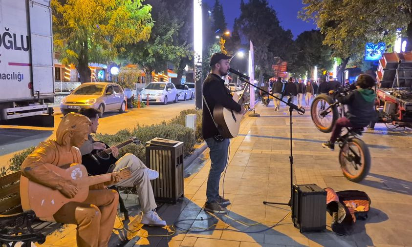 Burdur’da Gençler Müziği Sokağa Taşıdı