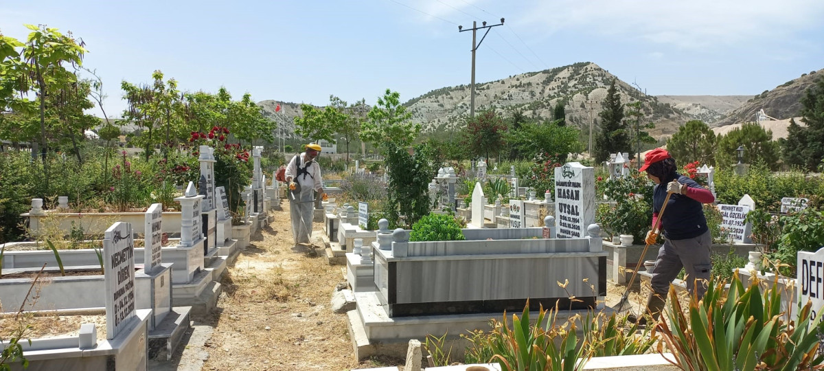 Burdur'da mezarlıklar Bayrama hazır