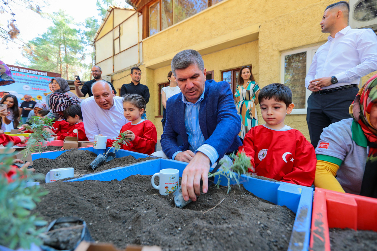 Burdur'da ‘Minik Eller’ serayla buluştu 