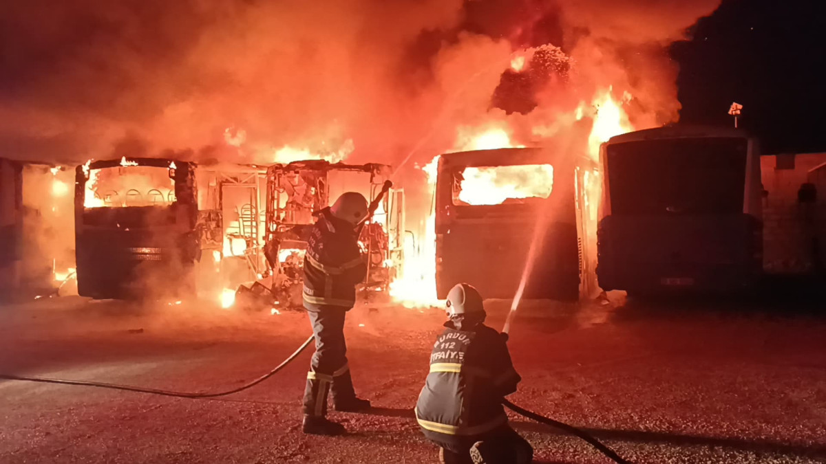 Burdur'da Otobüs Yangını: 3 Kişilik Kundaklama Ekibi İddiası