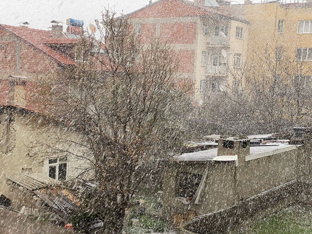 Burdur’da yoğun kar yağışı başladı! Kentte kartpostallık görüntüler oluştu