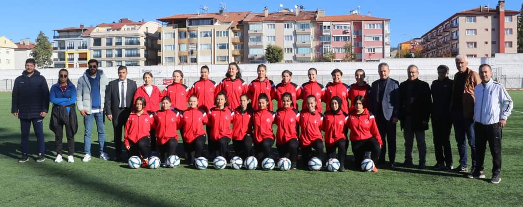 Kadın Futbol Takımı destek bekliyor