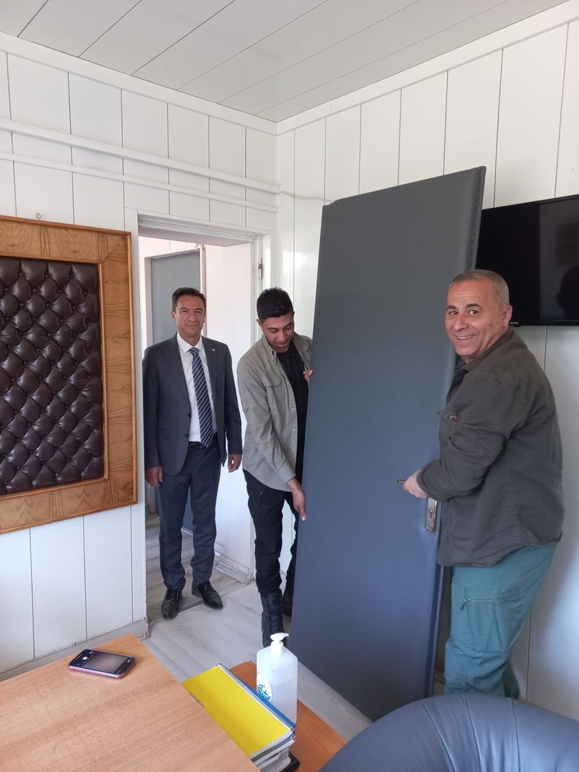Yeşilova Belediye Başkanı Kurd'un ilk icraatı kapıyı sökmek oldu